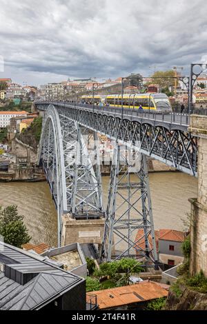 Train de métro traversant le célèbre pont Dom Luis I sur le fleuve Douro à Porto, Portugal, le 19 octobre 2023 Banque D'Images