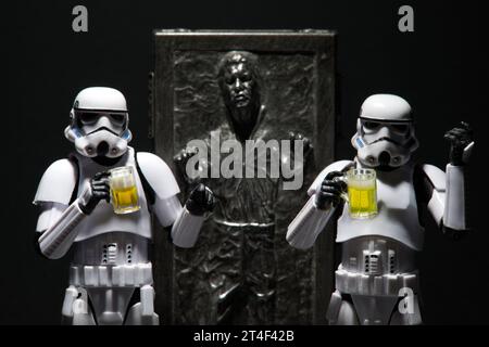 Deux Stormtroopers boivent et posent avec Han Solo congelé en carbonite Banque D'Images