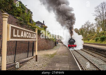 Un train à vapeur Hudswell Clarke photographié au départ de Llangollen à pleine vapeur vu le long de la plate-forme incurvée le 28 octobre 2023. Banque D'Images