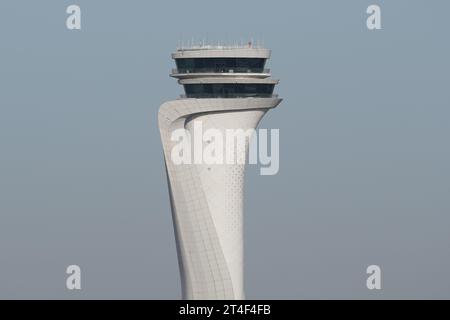 ISTANBUL, TURKIYE - 17 SEPTEMBRE 2022 : Tour de contrôle de la circulation aérienne de l'aéroport d'Istanbul Banque D'Images