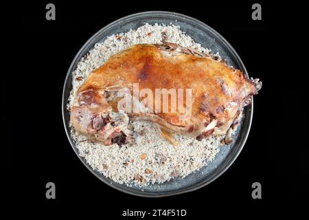 Cuisine turque carcasse entière d'agneau rôtie à la broche. Rôti d'agneau entier farci au riz pilaf. Rôtir l'agneau entier prêt à servir sur un grand plateau Banque D'Images