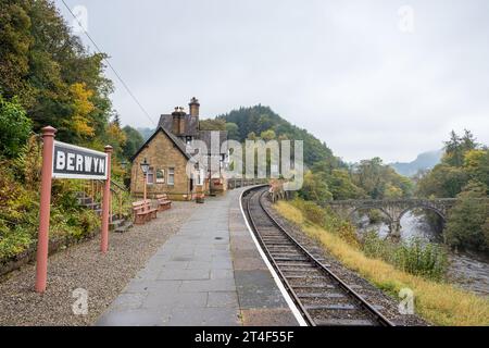 La gare de Berwyn vue le long du chemin de fer de Llangollen alors que le viaduc du pont Kings enjambe la rivière Dee vu le 23 octobre 2023. Banque D'Images