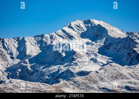 Montagne enneigée de Pischahorn dans les Alpes suisses, Alpes de Silvretta, située à l'est de Davos, dans le canton suisse de Graubuenden, Suisse Banque D'Images