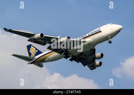 Singapore Airlines Cargo Boeing 747-400F lors d'un atterrissage ensoleillé à l'aéroport Changi de Singapour Banque D'Images