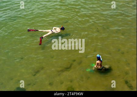 GRAN CANARIA, ESPAGNE - juillet 31, 2023 : une femme snorkeling à la plage de Playa de Mogan sur l'île des Canaries Gran Canaria Banque D'Images