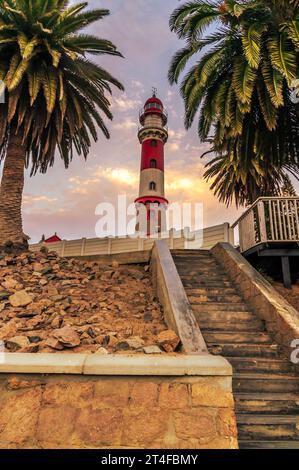 Une vue au coucher du soleil vers le phare de Swakopmund, Namibie en saison sèche Banque D'Images