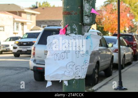 Un panneau fait à la main est collé sur un poteau de lumière dans la rue située à côté du site proposé de camps de tentes de migrants dans le quartier Brighton Park de Chicago le 30 octobre 2023. S'il est approuvé, le camp de tentes de migrants monterait sur le site de 10 acres si les conditions étaient jugées propices à la construction. Le camp de tentes abriterait des familles de migrants, 500 pour commencer, et jusqu’à 2 000 personnes. Il comprendrait le logement, les équipements, la sécurité non armée 24 heures sur 24 et un couvre-feu de 11 heures. (Photo : Alexandra Buxbaum/Sipa USA) crédit : SIPA USA/Alamy Live News Banque D'Images