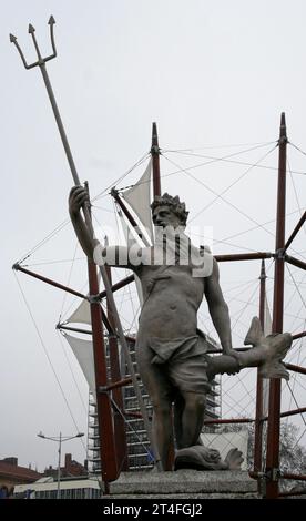 Statue recouverte de plomb de Neptune Dieu romain de la mer sur une plinthe de granit. Il a été coulé par Joseph Rendall en 1723 et est exposé sur Broad Quay à BRI Banque D'Images