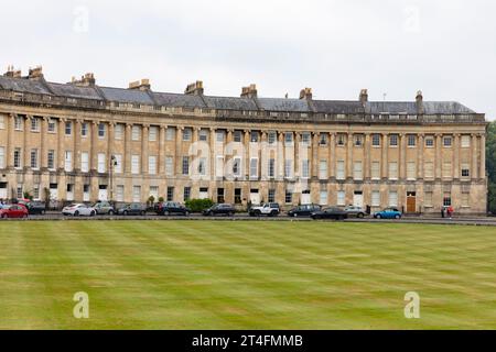 2023, le Royal Crescent 150m de long propriétés en terrasse Grade 1 listé à Bath, Somerset, Angleterre, Royaume-Uni meilleur exemple de l'architecture géorgienne Banque D'Images