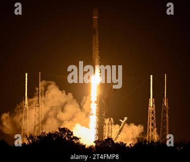 Cape Canaveral, Floride, États-Unis. 30 octobre 2023. Une fusée SpaceX Falcon lance des satellites Starlink dans le cadre de la mission '6-25' à 40 h 7:20 depuis le complexe de lancement 9 de la Station spatiale Cape Canaveral, Floride, le lundi 30 octobre 2023. Photo de Joe Marino/UPI crédit : UPI/Alamy Live News crédit : UPI/Alamy Live News Banque D'Images