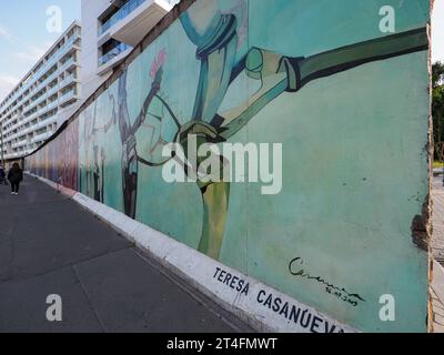 Berlin, Allemagne. 4 juillet 2023. Murale de Teresa Casanueva dans East Side Gallery. Banque D'Images