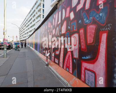 Berlin, Allemagne. 4 juillet 2023. Murale de Thierry Noir dans East Side Gallery. Banque D'Images