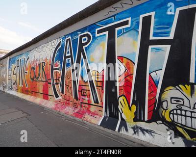 Berlin, Allemagne. 4 juillet 2023. Save Our Earth par Indiano : mural dans East Side Gallery. Banque D'Images