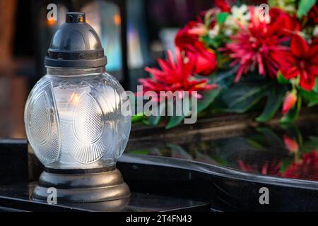 Lanterne sur tombe, bougies allumées dans le cimetière. Toute la journée de la saint. Banque D'Images