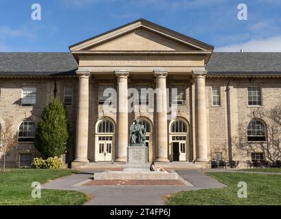 Ithaca, New York, 25 octobre 2022 : un étudiant est assis devant Goldwin Smith Hall sur le campus de l'Université Cornell Banque D'Images