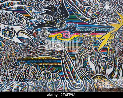 Berlin, Allemagne. 4 juillet 2023. Un fragment de 'Worlds People – Wir sind ein Volk“ de Schamil Gimajew : murale dans East Side Gallery. Banque D'Images