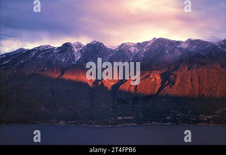 Coucher de soleil d'hiver sur Monte Baldo vu des vallées de Tremosine. Banque D'Images