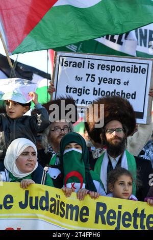 A Montréal, au Canada, une multitude de manifestants se sont unis en solidarité avec les Palestiniens, appelant avec ferveur à un cessez-le-feu urgent à Gaza, le 28 octobre 2023 Banque D'Images