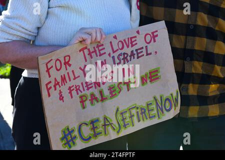A Montréal, au Canada, une multitude de manifestants se sont unis en solidarité avec les Palestiniens, appelant avec ferveur à un cessez-le-feu urgent à Gaza, le 28 octobre 2023 Banque D'Images
