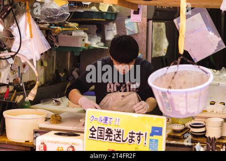 Tokyo, Japon - 11 avril 2023 : scène de nuit dans une cuisine de rue à Tokyo, Japon, avec des personnes non identifiées. Tokyo a une industrie alimentaire célèbre avec beaucoup de Banque D'Images