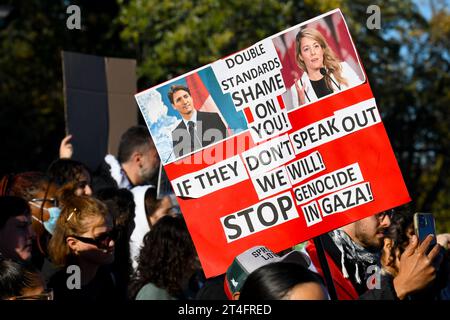 À Montréal, au Canada, une multitude de manifestants se sont unis en solidarité avec les Palestiniens, appelant avec ferveur à un cessez-le-feu urgent à Gaza, 28 octobre 2023/sur pancarte :photos du premier ministre canadien Trudeau critiquant la position du Canada sur la question. Banque D'Images