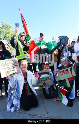 A Montréal, au Canada, une multitude de manifestants se sont unis en solidarité avec les Palestiniens, appelant avec ferveur à un cessez-le-feu urgent à Gaza, le 28 octobre 2023 Banque D'Images
