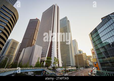 Tokyo, Japon - 11 avril 2023 : vue sur la rue avec le siège social Sompo Japan dans le quartier de Nishi-Shinjuku. Nishi-Shinjuku est une entreprise de gratte-ciel d Banque D'Images