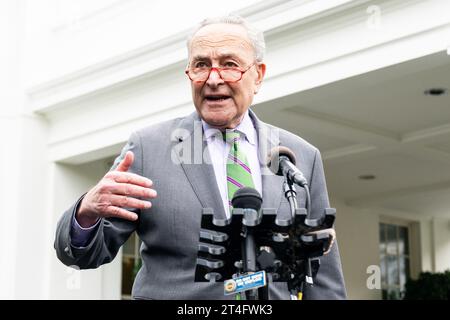 Washington, États-Unis. 30 octobre 2023. Chuck Schumer (D-NY), leader de la majorité au Sénat, s'exprimant avec des journalistes à la Maison Blanche à Washington, DC. Crédit : SOPA Images Limited/Alamy Live News Banque D'Images