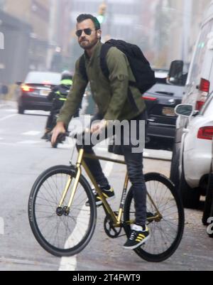 NEW YORK, NY- OCTOBRE 30 : Justin Theroux vu sur son vélo à Noho à New York le 30 octobre 2023. Copyright : xRWx crédit : Imago/Alamy Live News Banque D'Images
