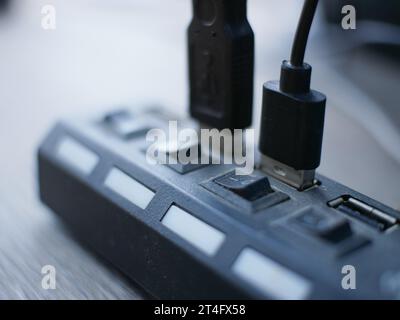 Concentrateur USB permettant de connecter et de partager plusieurs périphériques USB à un ordinateur à l'aide de boutons marche/arrêt Banque D'Images