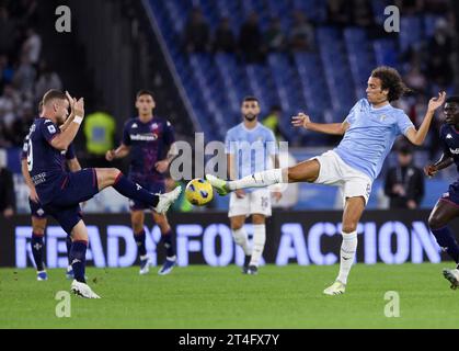 Rome, Italie. 30 octobre 2023. Matteo Guendouzi (à droite) de Lazio défie Lucas Beltran de Fiorentina lors d'un match de football de Serie A à Rome, Italie, le 30 octobre 2023. Crédit : Alberto Lingria/Xinhua/Alamy Live News Banque D'Images