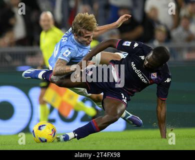 Rome, Italie. 30 octobre 2023. Nicolo Rovella (à gauche) de Lazio défie Jonathan IKONE de Fiorentina lors d'un match de soccer de Serie A à Rome, Italie, le 30 octobre 2023. Crédit : Alberto Lingria/Xinhua/Alamy Live News Banque D'Images