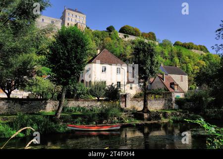 Mailly le Château : bâtiments dans la ville haute et basse et bateau sur la rivière Yonne dans le beau village de Mally le Château en Bourgogne, France Banque D'Images