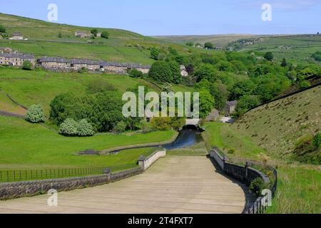 Marsden : déversoir à Butterley Reservoir à Marsden près de Huddersfield dans Colne Valley, Kirklees, South Pennines, West Yorkshire, Angleterre, ROYAUME-UNI Banque D'Images