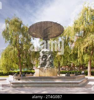 Stockholm, Suède - juin 26 2022 : statue de cygne à la fontaine de Molin à Kungstradgarden, la fontaine est entourée d'arbres verdoyants, créant une scène sereine et paisible Banque D'Images