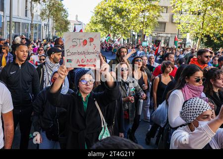 Marseille, France. 28 octobre 2023. Un manifestant brandit une pancarte "arrêtez les bombardements à Gaza" pendant la manifestation pour Gaza. Plus de 1 800 manifestants à Marseille ont défilé en soutien au peuple palestinien et pour dire arrêter les bombardements à Gaza. A l'appel du collectif urgence Palestine, cette manifestation s'est dirigée vers le Vieux-Port de Marseille au rythme de chants : 'nous sommes tous des Palestiniens' ou 'assassin israélien, complice de Macron'. (Photo Denis Thaust/SOPA Images/Sipa USA) crédit : SIPA USA/Alamy Live News Banque D'Images