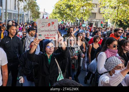 Marseille, France. 28 octobre 2023. Un manifestant brandit une pancarte "arrêtez les bombardements à Gaza" pendant la manifestation pour Gaza. Plus de 1 800 manifestants à Marseille ont défilé en soutien au peuple palestinien et pour dire arrêter les bombardements à Gaza. A l'appel du collectif urgence Palestine, cette manifestation s'est dirigée vers le Vieux-Port de Marseille au rythme de chants : 'nous sommes tous des Palestinienss' ou 'assassin israélien, Macron complice' (crédit image : © Denis Thaust/SOPA Images via ZUMA Press Wire) À USAGE ÉDITORIAL UNIQUEMENT ! Non destiné à UN USAGE commercial ! Banque D'Images