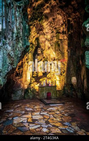 Sculpture féminine de Bouddha dans la grotte Hoa Nghiem sur la montagne de marbre au Vietnam Banque D'Images