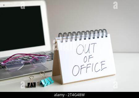 Absent du bureau, message à côté de l'ordinateur portable. Sur le bureau. Banque D'Images