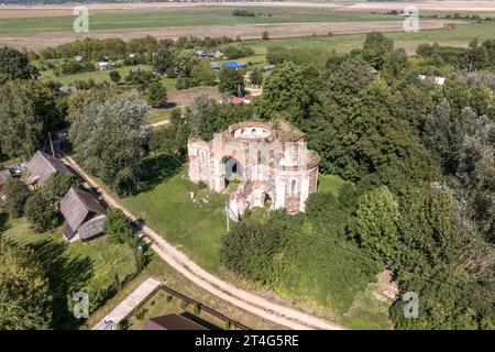 vue aérienne sur temple abandonné ou église catholique sans toit en campagne Banque D'Images