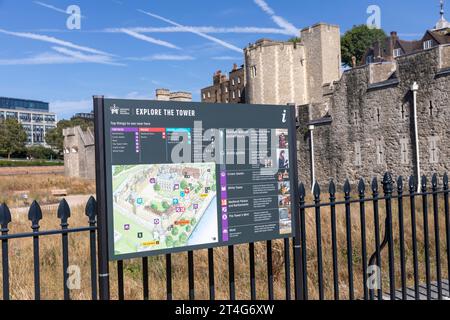 Murs périmétriques de la tour de Londres et carte de l'explorateur de la tour de Londres et panneau d'information, Londres, Angleterre, Royaume-Uni, 2023 Banque D'Images