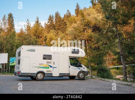 Almaty, Kazakhstan - 18 août 2023 : un camping-car Ford Transit se trouve dans un parking dans les montagnes. Voyagez seul Banque D'Images