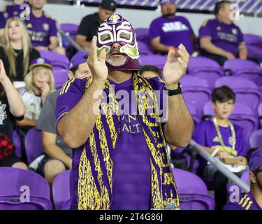 Orlando, Floride, États-Unis. 30 octobre 2023. Un fan d'Orlando City applaudit avant le match des séries éliminatoires de la coupe MLS Audi 2023 d'Orlando City vs Nashville SC Round One à l'Exploria Stadium d'Orlando, FL le 30 octobre 2023. (Image de crédit : © Cory Knowlton/ZUMA Press Wire) USAGE ÉDITORIAL SEULEMENT! Non destiné à UN USAGE commercial ! Crédit : ZUMA Press, Inc./Alamy Live News Banque D'Images