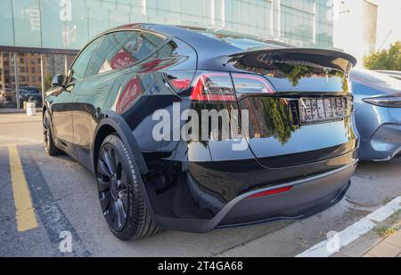 Almaty, Kazakhstan - 18 août 2023 : Tesla modèle 3 noir vue arrière. Voiture électrique Banque D'Images