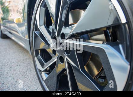 Almaty, Kazakhstan - 18 août 2023 : roue avant de Zeekr 001. Voiture électrique Banque D'Images