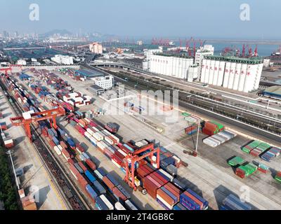 LIANYUNGANG, CHINE - 31 OCTOBRE 2023 - de grandes machines chargent des conteneurs dans un train à la base de coopération logistique Chine-Kazakhstan (Lianyungang) Banque D'Images