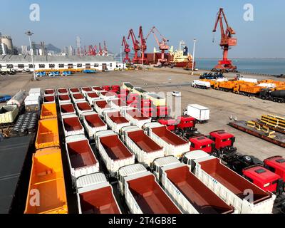 LIANYUNGANG, CHINE - 31 OCTOBRE 2023 - Un grand nombre de véhicules sont prêts à être expédiés au quai de Lianyungang, dans la ville de Lianyungang, province du Jiangsu Banque D'Images