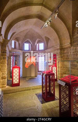 Une exposition de vieux matériel de cheval, matériel à l'intérieur du musée du palais. Au Palais du complexe Chirvanshahs dans la vieille ville de Bakou, Azerbaïdjan. Banque D'Images