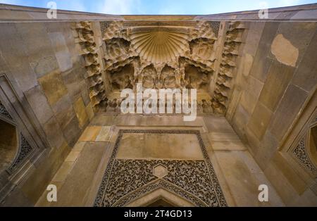 Vue détaillée de l'entrée voûtée de la délicate rotonde octogonale, le divan-Khana. Au Palais du complexe Shirvanshahs dans la secte de la Vieille ville Banque D'Images