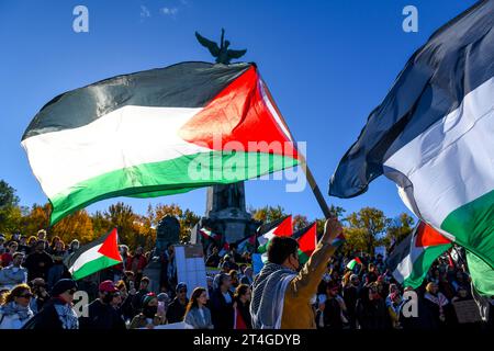 A Montréal, au Canada, une multitude de manifestants se sont unis en solidarité avec les Palestiniens, appelant avec ferveur à un cessez-le-feu urgent à Gaza, le 28 octobre 2023 Banque D'Images